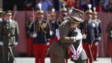 Ya es dama alférez: el rey Felipe se funde en un abrazo con la princesa Leonor en Zaragoza