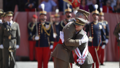 Ya es dama alférez: el rey Felipe se funde en un abrazo con la princesa Leonor en Zaragoza