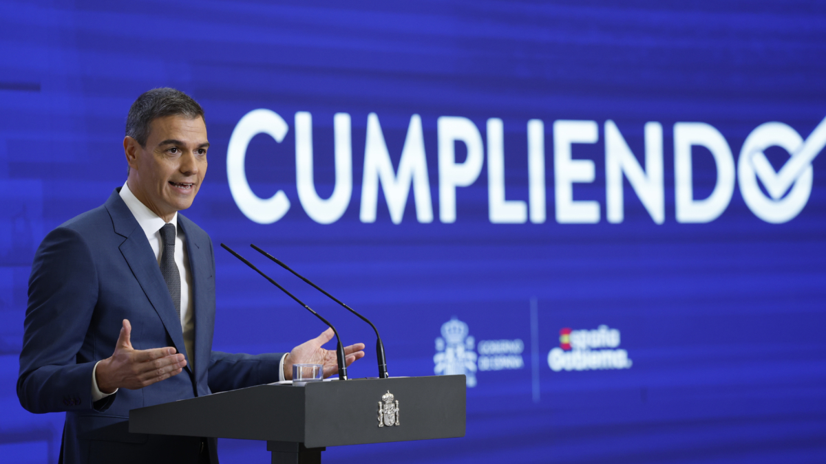 MADRID, 31/07/2024.- El presidente del Gobierno, Pedro Sánchez, hace este miércoles balance del curso político antes del paréntesis de agosto, al que el Ejecutivo llega con un preacuerdo con ERC para la investidura de Salvador Illa en Cataluña, con el anuncio de una querella contra el juez que investiga a Begoña Gómez y con buenos datos económicos pero sin presupuestos. EFE/ Mariscal