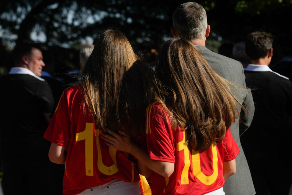 El rey Felipe VI junto a la infanta Sofía y la princesa Leonor, con sus camisetas de Dani Olmo, reciben a la selección española, este viernes en el Palacio de La Zarzuela, en Madrid, tras haberse proclamado campeones de la Eurocopa al vencer ayer en la final a Inglaterra.