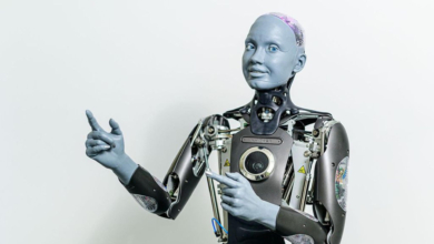 Ameca, el robot de cara gris y cerebro transparente que contesta preguntas