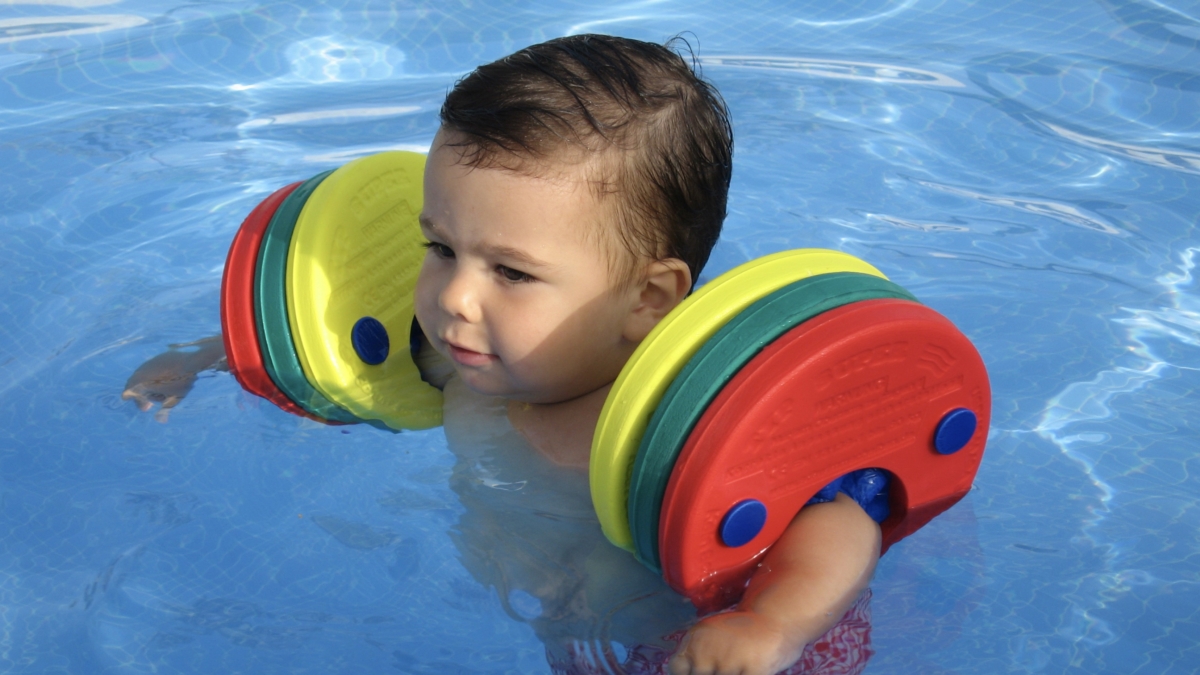 Los manguitos Delphin se comercializan en España desde 2006, pero ha sido en los últimos veranos cuando se han impuesto en las piscinas españolas.