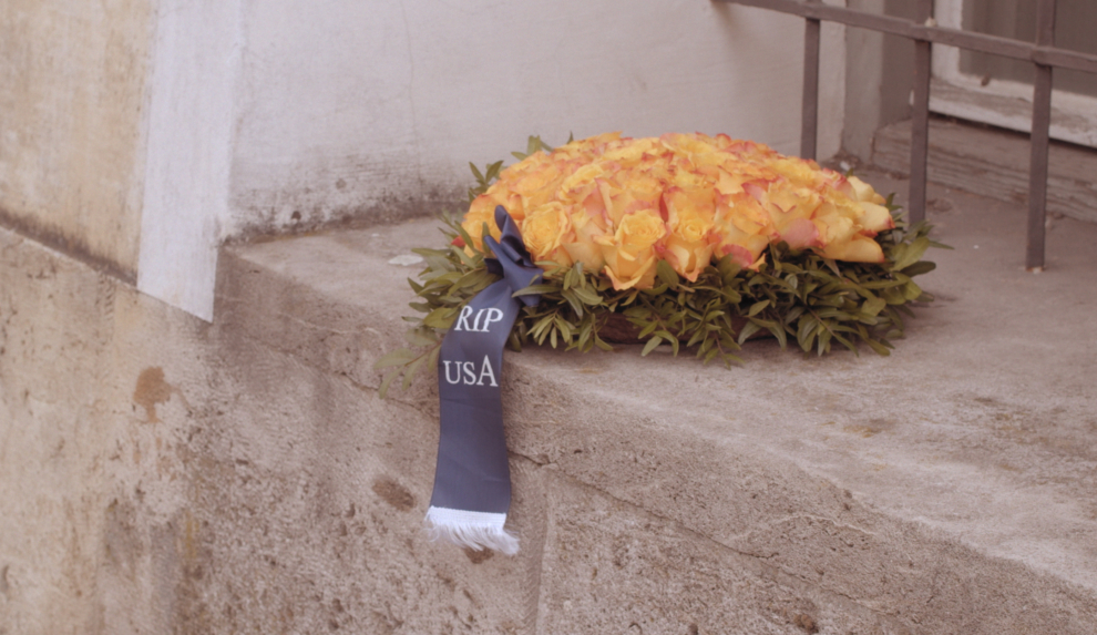 Cada año, simpatizantes de Hitler dejan por su cumpleaños flores en su casa, honrando la memoria del dictador