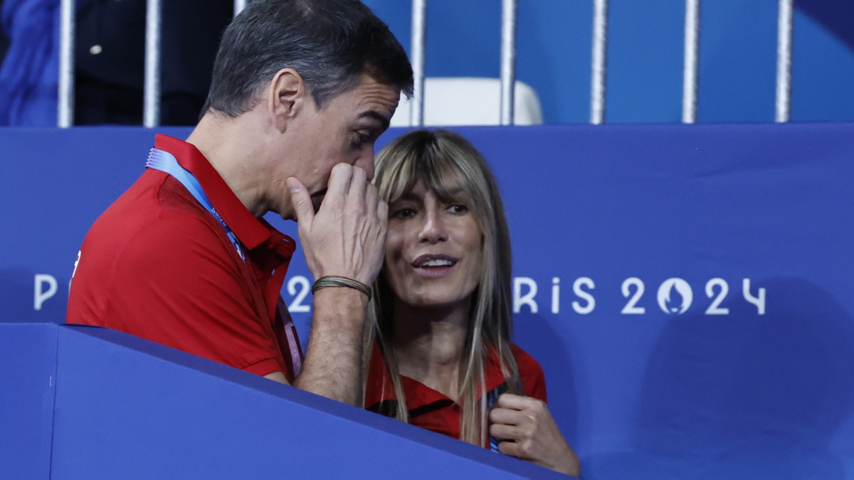 Paris (France), 27/07/2024.- Spanish Prime Minister Pedro Sanchez (L) and wife Begona Gomez (R) attend the Judo competitions in the Paris 2024 Olympic Games, at the Champs-de-Mars Arena in Paris, France, 27 July 2024. (Francia) EFE/EPA/Chema Moya