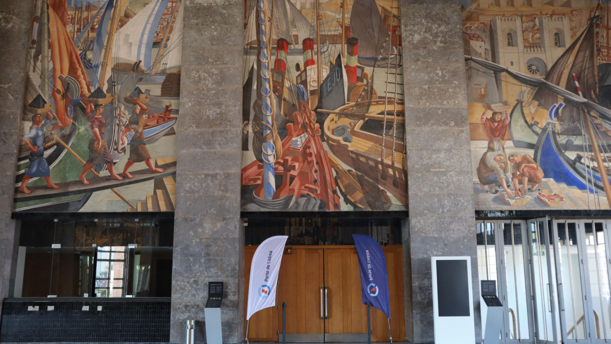 El puerto de Lisboa esconde uno de los grandes tesoros artísticos de Portugal. El mayor conjunto mural del siglo XX en el país, del pionero de la vanguardia José Almada Negreiros, está siendo restaurado para estar visible al público a partir de febrero de 2025