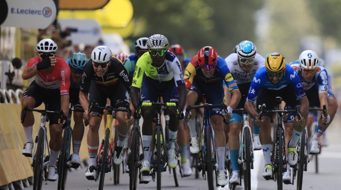 Girmay se lleva el primer esprint del Tour tras una jornada para el olvido