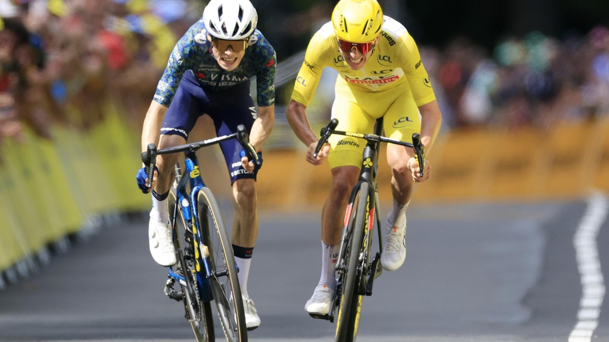 Jonas Vingegaard y Tadej Pogacar esprintan por la victoria en la undécima etapa del Tour de Francia