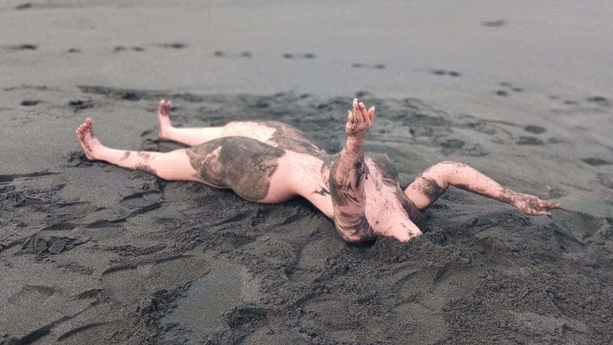 Una mujer neozelandesa llamó a la Policía tras confundir el hallazgo de una hiperrealista muñeca hinchable sin cabeza, que estaba tendida en una remota playa de la costa del noroeste de Nueva Zelanda, con el cadáver de una mujer desnuda
