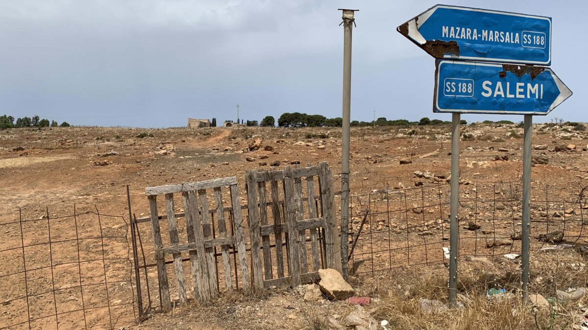 Vista de áreas de pastos secas en la zona de Sicilia occidental