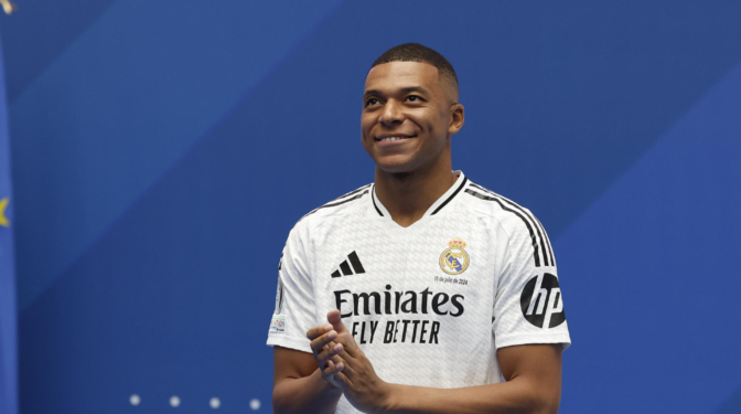 Primer hat trick de Mbappé: llena el Bernabéu, habla español y se rinde a la historia del Madrid