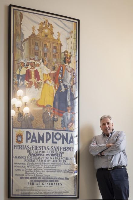 Joseba Asiron, alcalde de Pamplona, junto a un cartel de los Sanfermines de 1929.