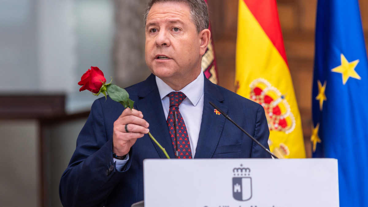 El presidente de Castilla-La Mancha, Emiliano García-Page, sostiene una rosa durante su comparecencia institucional en la sede de la Presidencia de la Junta de Comunidades de Castilla-La Mancha.