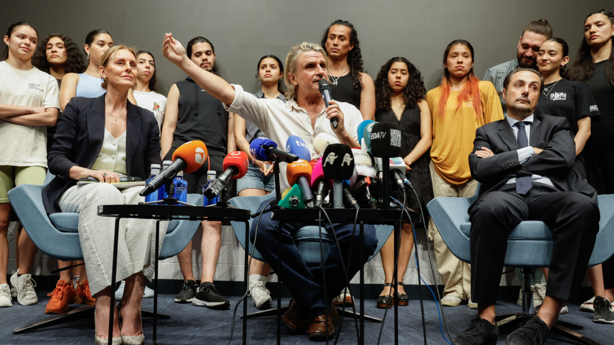 El compositor y productor teatral español Nacho Cano (c) ofrece una rueda de prensa tras quedar en libertad provisional.