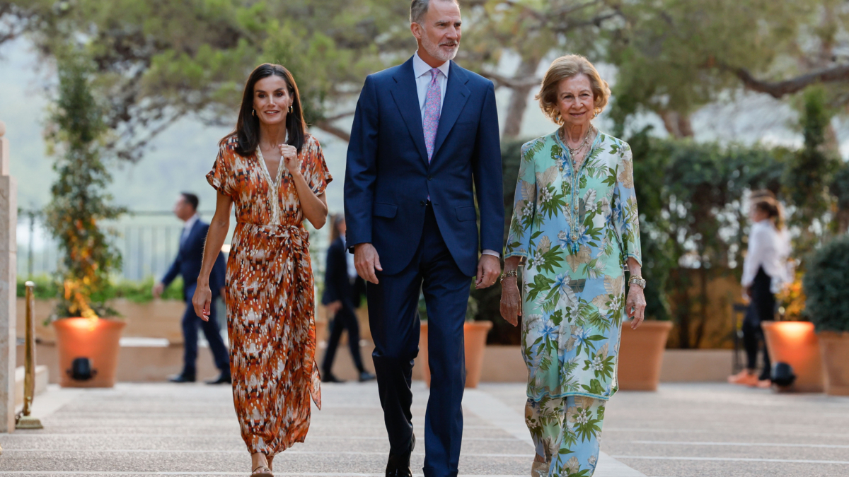 Los reyes Felipe y Letizia y la reina Sofía durante la recepción con representantes de la sociedad balear que se celebra este lunes en el Palacio de Marivent, en Palma de Mallorca.