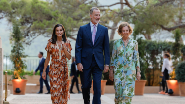 Felipe VI y Letizia cenan con la sociedad balear en Marivent: del besamanos a la crema de cigalas y el carajillo de ron