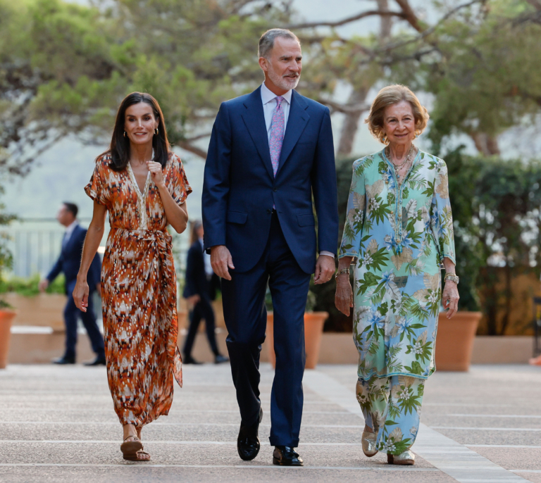 Felipe VI y Letizia cenan con la sociedad balear en Marivent: del besamanos a la crema de cigalas y el carajillo de ron