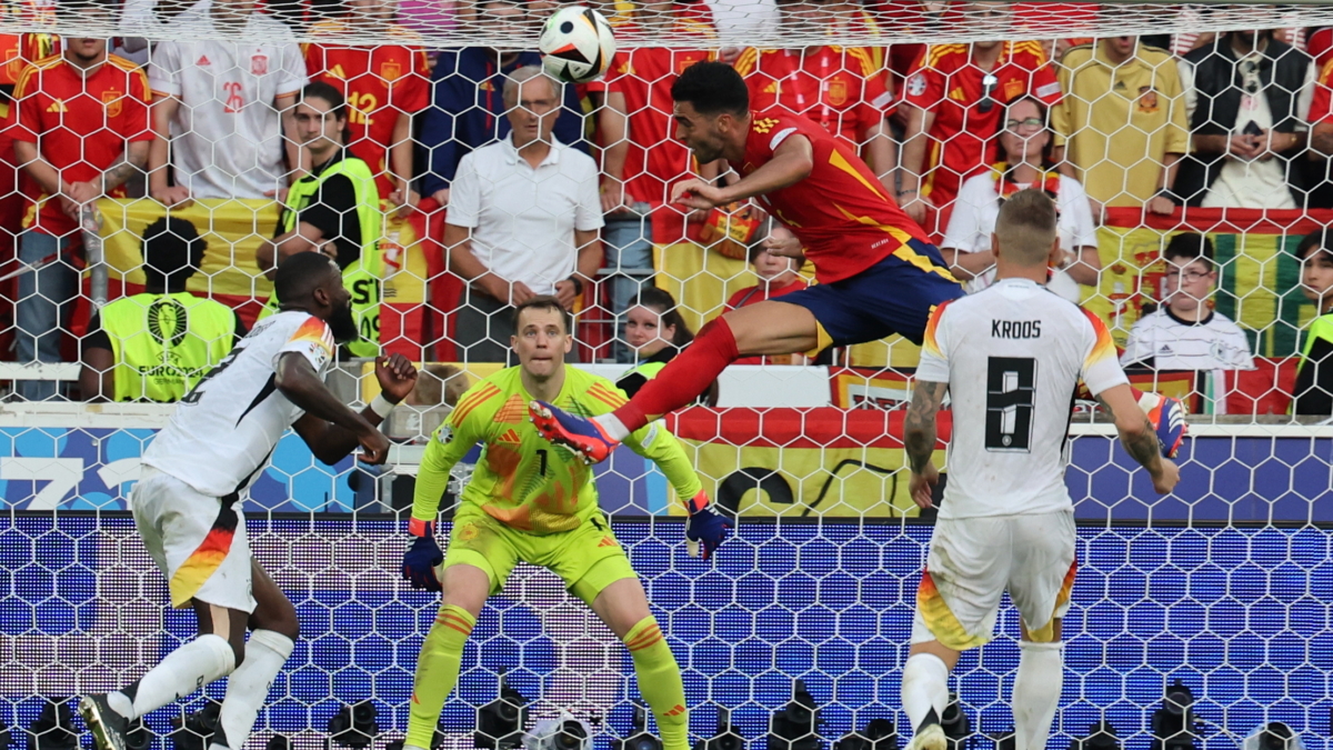 Mikel Merino cabecea para dar la victoria a España frente a Alemania