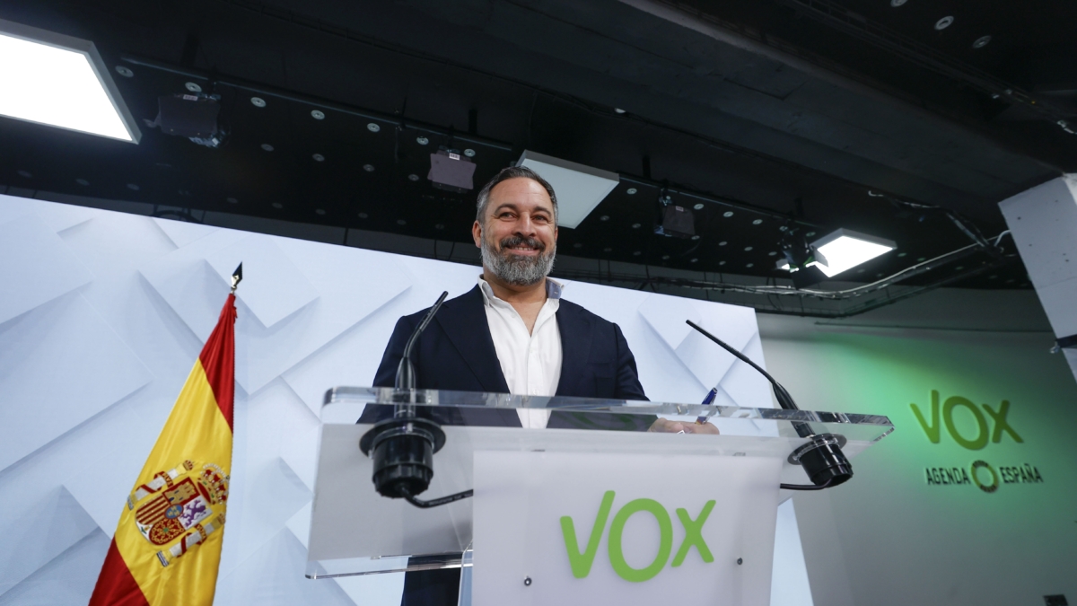 El líder de Vox, Santiago Abascal, da una rueda de prensa tras la reunión del Comité de Acción Política del partido, este lunes, en la sede de la formación política en Madrid.