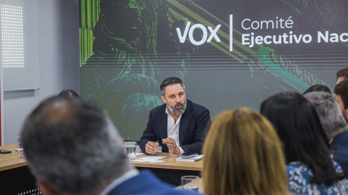 El presidente de Vox durante el desarrollo de la reunión del CEN que ha acordado salir de los gobiernos de coalición que comparte con el PP, este jueves en la sede nacional de Madrid