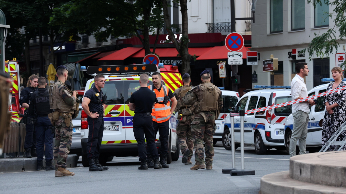 Los servicios de emergencia y las fuerzas de seguridad francesas trabajan en el perímetro donde se estrelló el coche