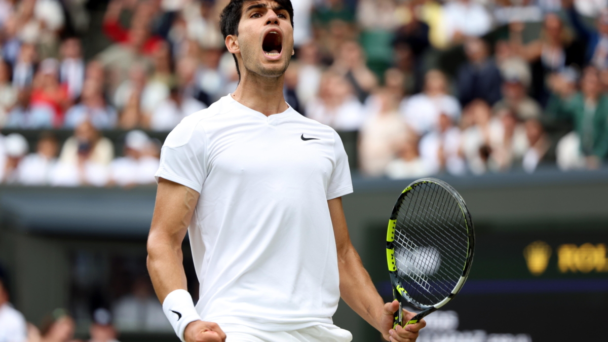 Carlos Alcaraz celebra un punto en la final de Wimbledon con Novak Djokovic