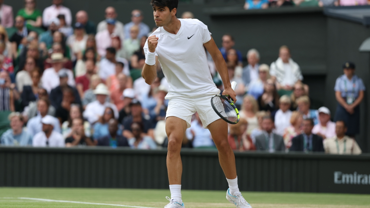 Carlos Alcaraz celebra un punto en la semifinal de Wimbledon