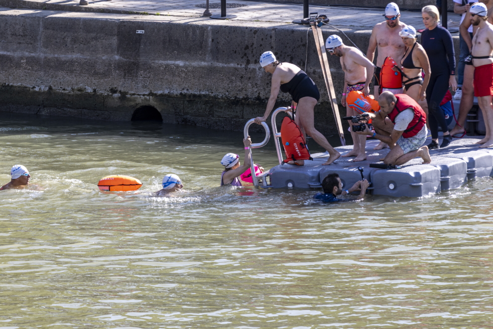 La gente nada en el río Sena después de que la alcaldesa de París demostrara que está lo suficientemente limpio