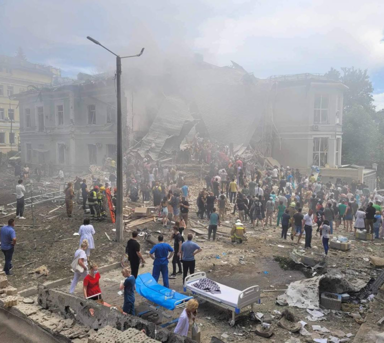 Rusia bombardea un hospital infantil en Kiev