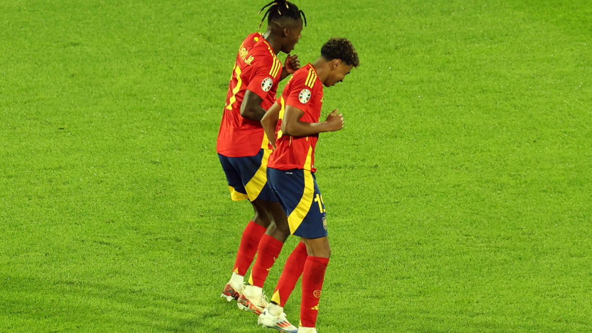 Nico Williams, de España (I), celebra su gol junto a Lamine Yamal (D) bailando
