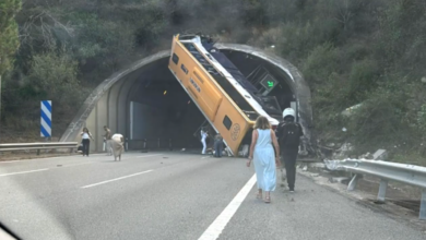 Un autocar con 60 pasajeros sufre un grave accidente en una autopista de Barcelona