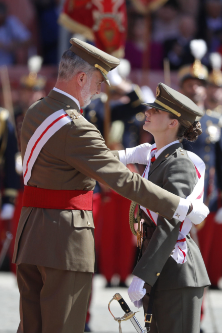 El rey Felipe felicita a la princesa de Asturias, Leonor de Borbón, tras imponerle la banda durante la ceremonia en la que le entregó su despacho de alférez.