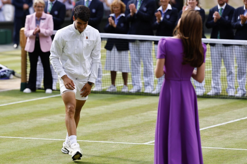 Wimbledon (United Kingdom), 14/07/2024.- Carlos Alcaraz of Spain bows to Britain's Catherine, Princess of Wales, after winning the Men's final against Novak Djokovic of Serbia at the Wimbledon Championships, Wimbledon, Britain, 14 July 2024. (Tenis, Princesa de Gales, España, Reino Unido) EFE/EPA/TOLGA AKMEN EDITORIAL USE ONLY