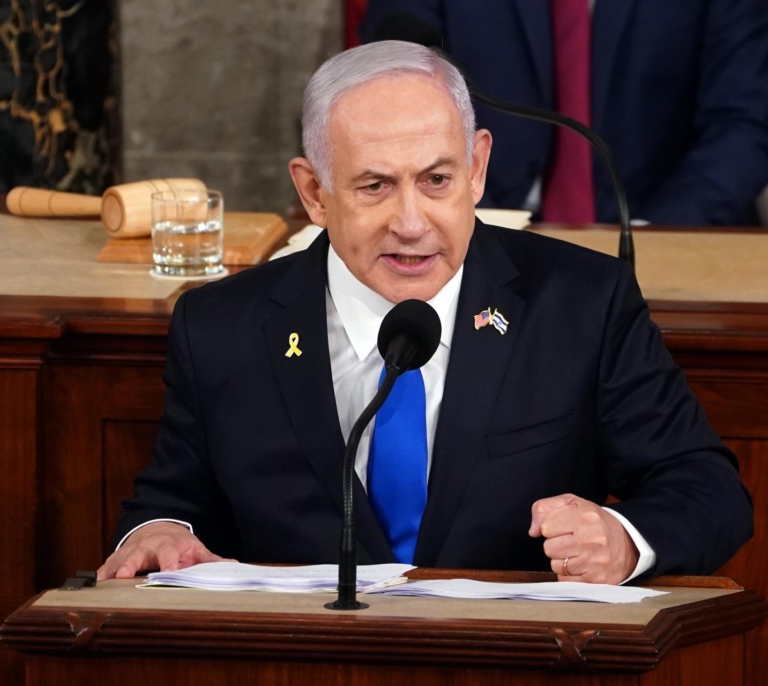 Netanyahu amenaza con suspender el alto el fuego si no recibe la lista de los rehenes que entregará Hamás