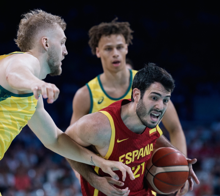 España tropieza en su debut frente a Australia