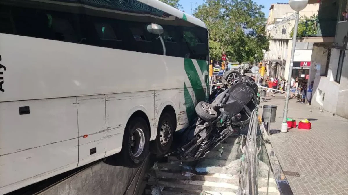Un autobús colisiona contra una boca de metro de Barcelona y deja dos heridos