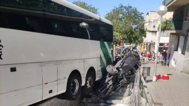 Un autobús colisiona contra una boca de metro de Barcelona y deja dos heridos