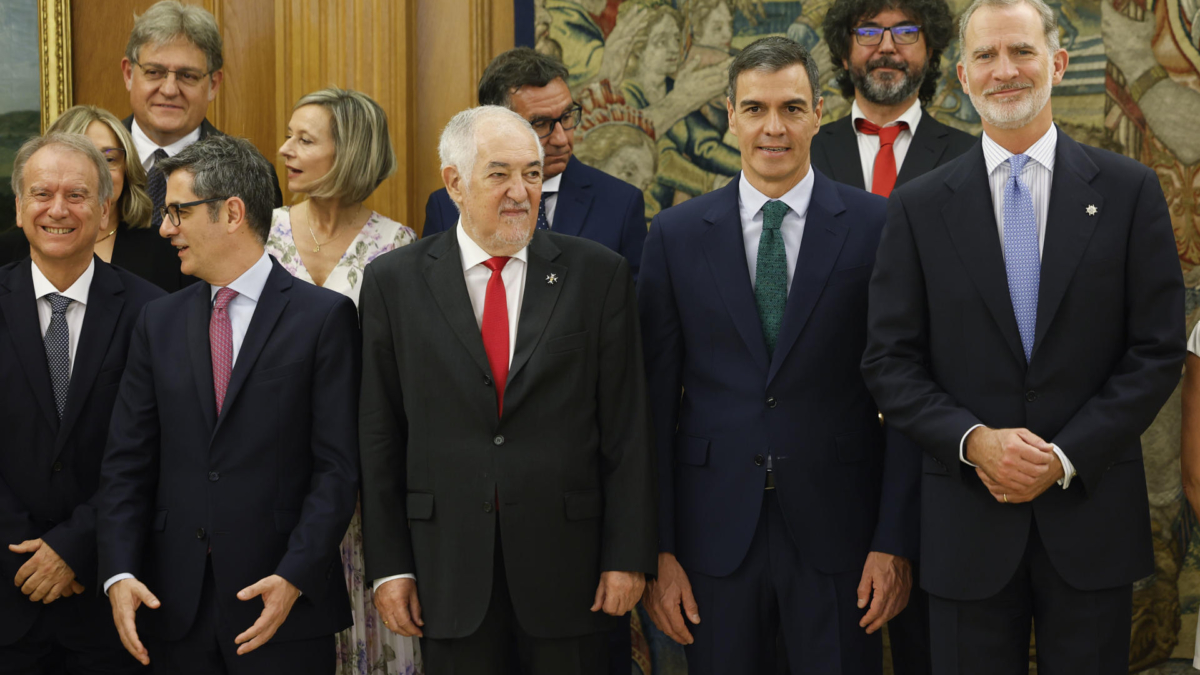 El ministro de Justicia, Félix Bolaños, junto al presidente del Tribunal Constitucional, Cándido Conde- Pumpido, el presidente del Gobierno, Pedro Sánchez, y el Rey Felipe VI