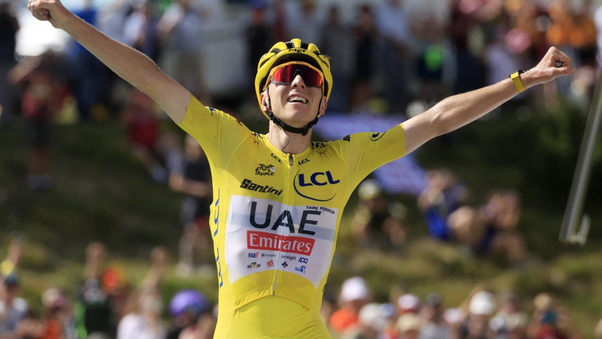 Tadej Pogacar celebra la victoria en la 15ª etapa del Tour de Francia, con final en Plateau de Beille