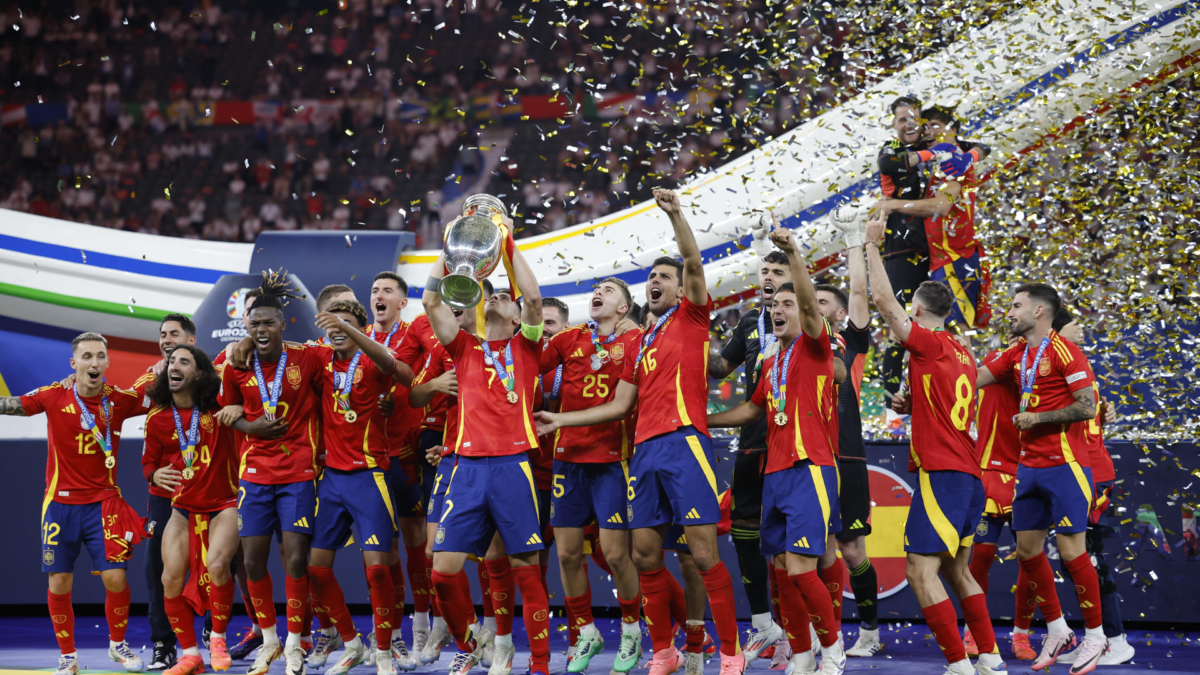 El capitán de la selección española, Álvaro Morata, levanta el trofeo junto a sus compañeros.
