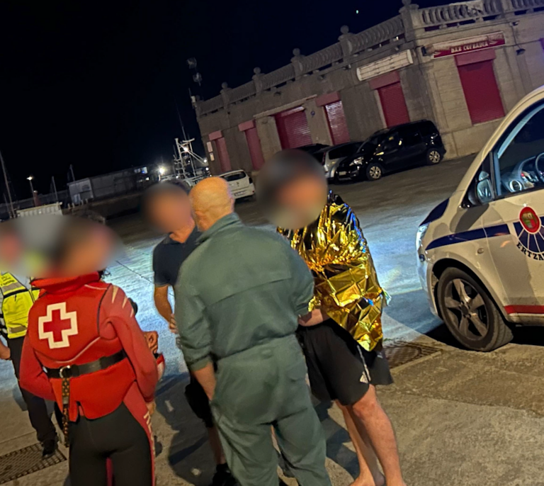 Borrachos, aferrados a un remo y a la deriva, el sorprendente rescate de dos náufragos en Bermeo