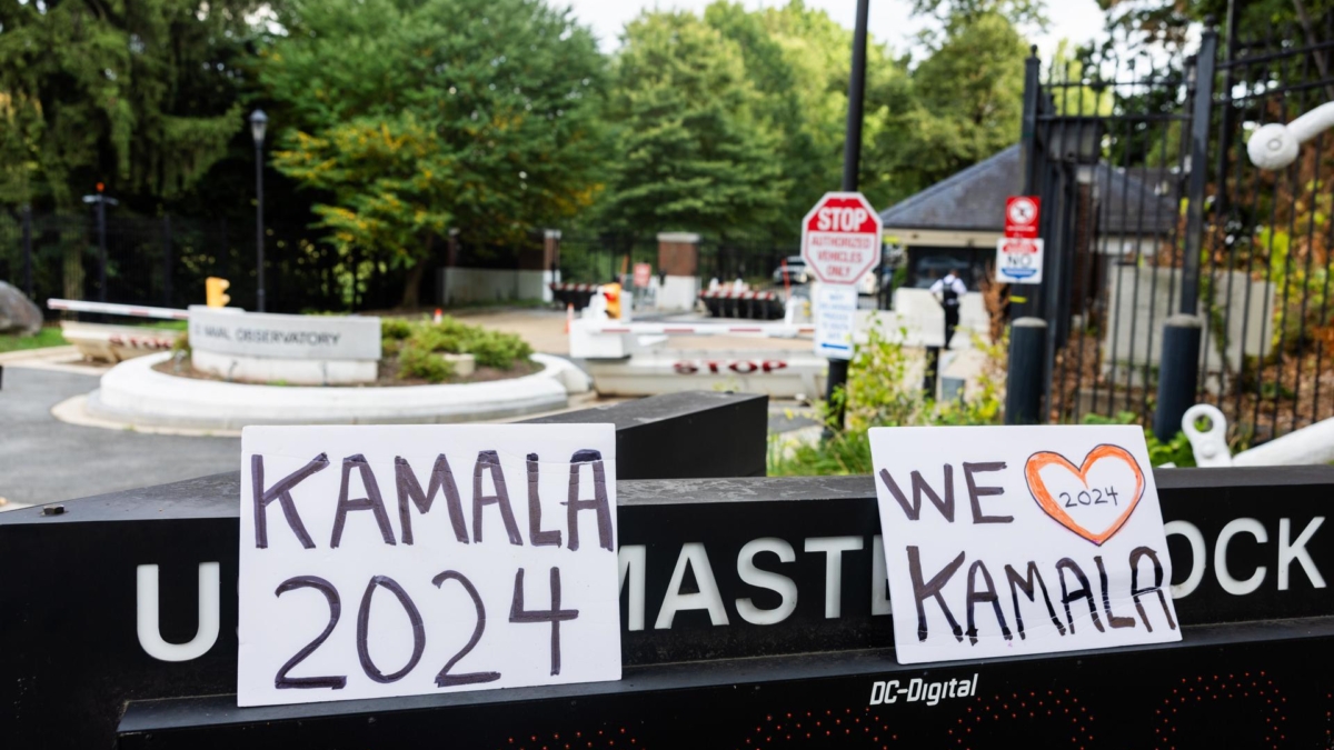 Carteles con el mensaje 'Kamala 2024' y 'Te queremos, Kamala', este domingo a las puertas de la residencia de la vicepresidenta en Washington.