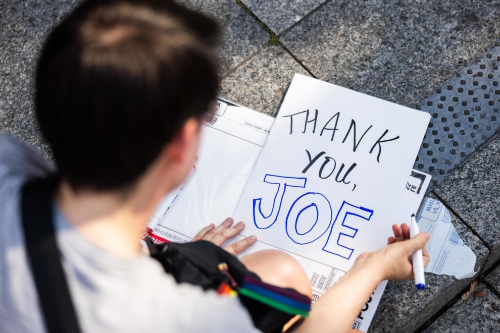 Un seguidor de Joe Biden dibuja un cartel de apoyo a las puertas de la Casa Blanca, este domingo en Washington.