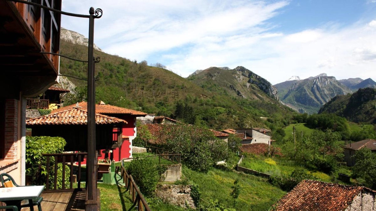 Algunas casas rurales en Asturias se encuentran en plena montaña, otros son lamidos por las olas del mar, algunos tienen maravillosos hórreos y paneras y otros disponen de vistas al mar y a la montaña a la vez. En la imagen, La Riba (Amieva)