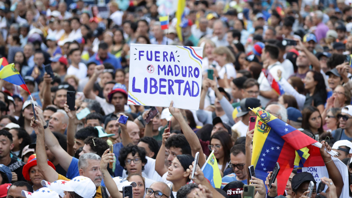 Chavismo y oposición cierran la campaña electoral venezolana con un baño de masas