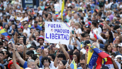 Chavismo y oposición cierran la campaña electoral venezolana con un baño de masas