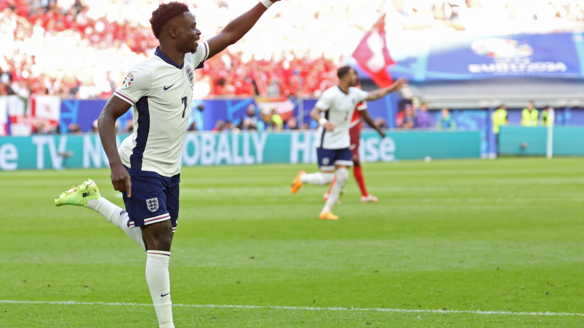 Bukayo Saka celebra el gol del empate de Inglaterra a Suiza