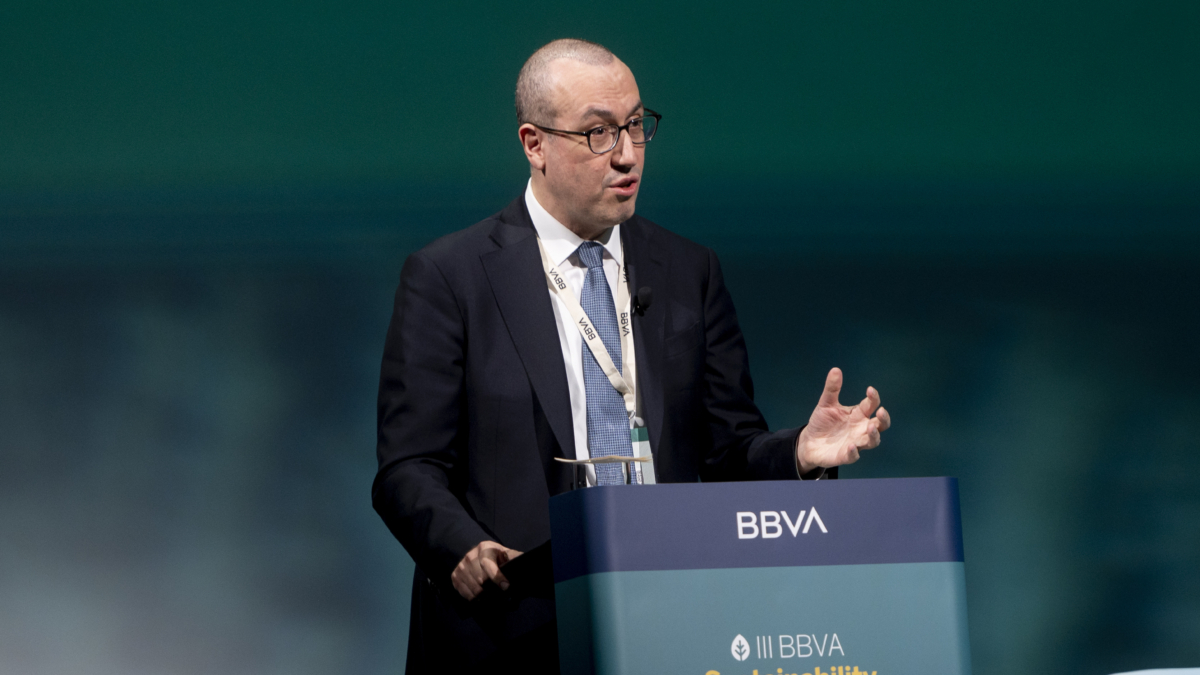 El CEO de BBVA, Onur Genç, interviene durante la III edición del BBVA Sustainability Forum, en la Ciudad BBVA