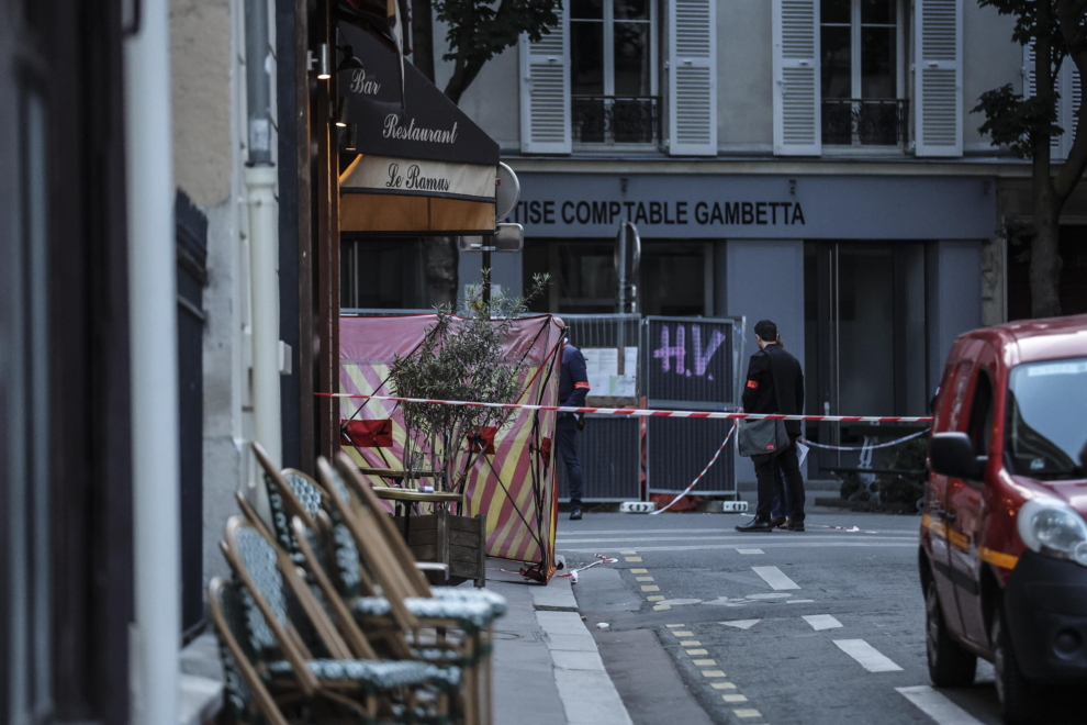 La policía francesa trabaja en un perímetro alrededor de una escena donde un coche se estrelló contra el bar 'le Ramus'