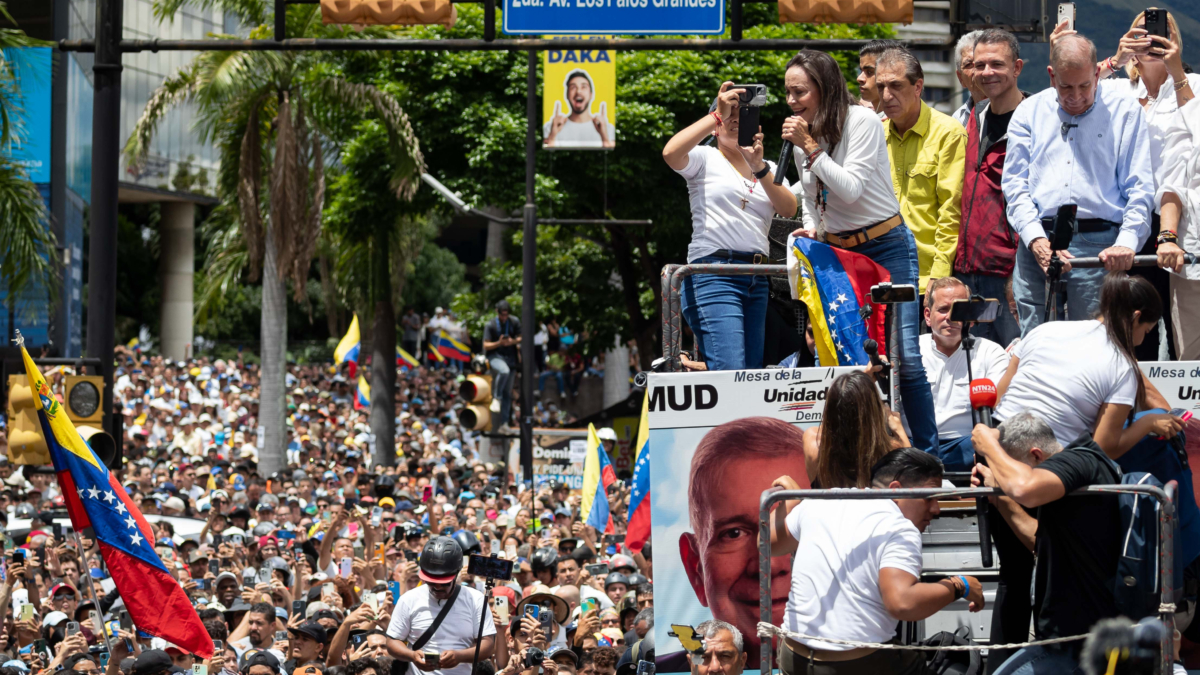 María Corina Machado y Edmundo González saludan a la multitud en Caracas.