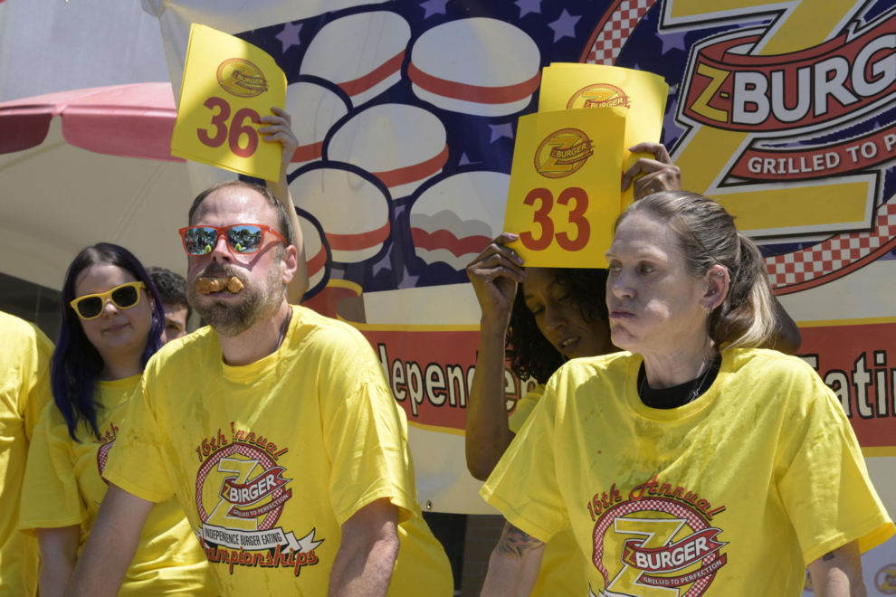 Los concursantes Dan 'Killer' Kennedy y Molly Schuyler devoran hamburguesas durante la 15 edición del concurso anual que se celebra por el Día de la Independencia en Washington DC. EFE